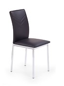 
	Jedálenská stolička K137 je vyrobená z chrómovanej ocele.
	• Celkový vzhľad pôsobí originálne vďaka formovanému tvaru operadla stoličky a prešívanému vzoru na povrchu čalúnenia.
	• Povrch je potiahnutý ekokožou.
	• Farba: čierna
	• Materiál: chrómovaná oceľ / ekokoža
