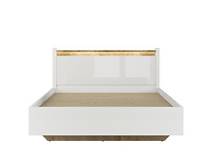 Charakteristika: 
  
•   Moderná posteľ LOZ/160/A z kolekcie ALAMEDA.
•   Uvedená cena neobsahuje cenu matraca a roštu.
•   Vhodný matrac v rozmeroch: šírka 160cm, dĺžka. 200cm.
•   Dostupné rošty vyrobené z dreva v rozmere 160x200 nájdete TU.
•    Maximálna nosnosť postele je do 200 kg.
•   Jednoduchá montáž.

S kolekciou ALAMEDA vytvoríte modernú, priestrannú obývaciu izbu. Špecifický dizajn sa vyznačuje veľkými geometrickými tvarmi, lesklými frontmi, originálnym dekorom a LED osvetlením. Kombinácia bieleho lesku a dreva posúva hranicu elegancie na vyššiu úroveň a dodá Vášmu interiéru vizuálnu dokonalosť.