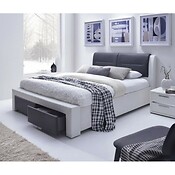 Manželská posteľ CASSANDRA S 160 s roštom slúži ako elegantná dekorácia a centrálny bod každej modernej spálne.
• O pohodlie sa postará čelná doska, ktorá zabraňuje pádu vankúša.
• Zásluhou skvelého vzhľadu je čalúnenie z kvalitnej ekokože v bielo-čiernom farebnom prevedení.
• Výhodou produktu je ukladací priestor v podobe zásuviek, ktoré sú prístupné od nôh. 
• Posteľ poskytuje plochu na spanie v rozmeroch 160 x 200 cm.
• Ponuka neobsahuje matrac. Vhodné je dokúpiť matrac POLARIS 160 x 200.
• Posteľ je dodávaná v demonte.