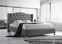 Manželská posteľ ASPEN s roštom slúži ako elegantná dekorácia a centrálny bod každej modernej spálne.
• Vkusná čelná doska zabraňuje pádu vankúša.
• Zásluhou skvelého vzhľadu je čalúnenie z tkaniny v sivom farebnom prevedení.
• Moderný vizuál dopĺňajú drevené nôžky (dub).
• Ponuka neobsahuje matrac, vankúše, doplnky a dennú deku. 
• Posteľ je dodávaná v demonte.